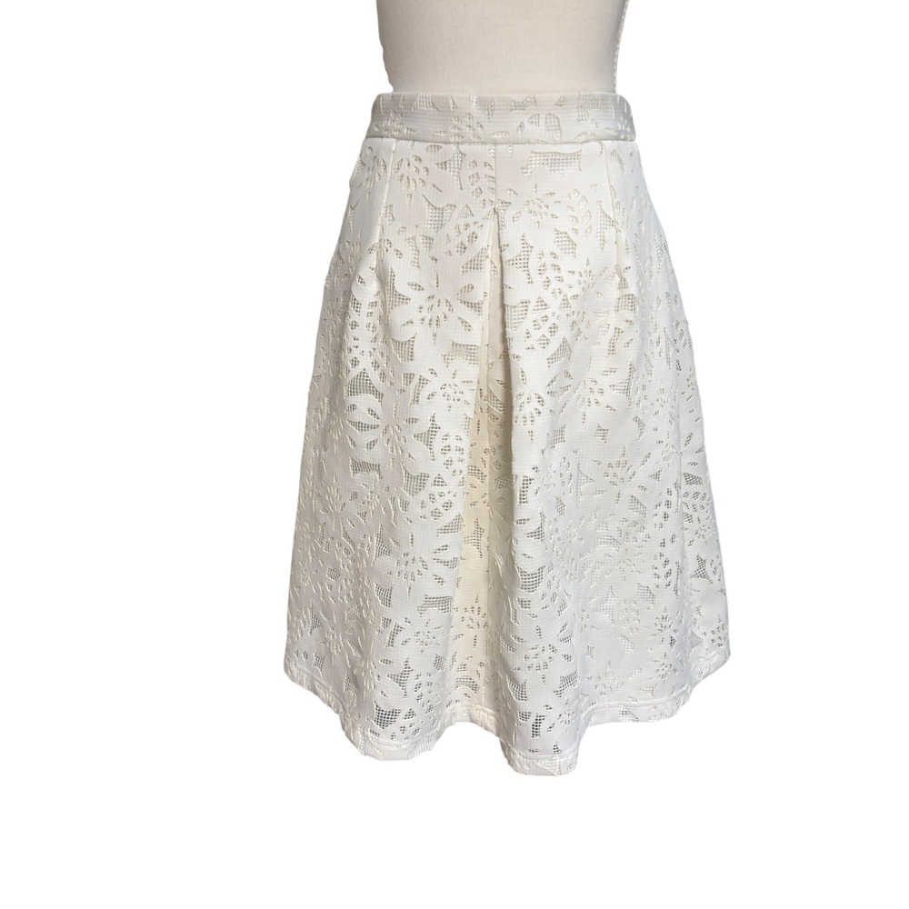 Tahari Women Skirt Size 10 White Laser Cut Eyelet Pleated Knee Length High Waist - Picture 3 of 9